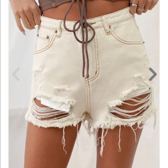 Isabelle’s Cabinet RIVER WEEKEND TAN DENIM SHORTS - Picture 4 of 6